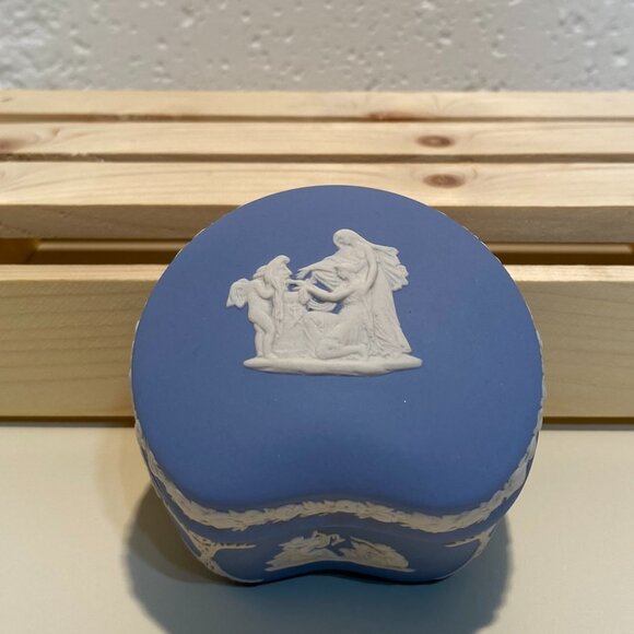 Wedgwood Blue Jasperware Kidney-Shaped Trinket Box with White Motif - Picture 6 of 10